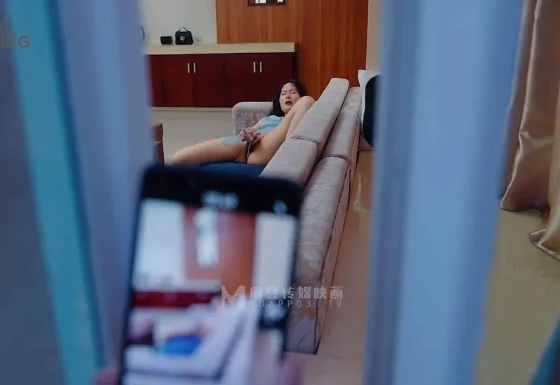 đột nhập xxx em nhà kề bên đang thủ dâm